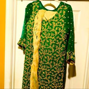 Womes Pakistani salwar kameez